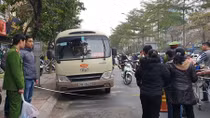 Tài xế tử vong trên ghế lái ô tô tang lễ đỗ tại phố Đào Tấn