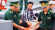 Đưa ngư dân bị thương nặng từ biển khơi về đến Quy Nhơn