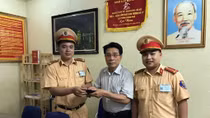 Xúc động nhận lại số tiền lớn và giấy tờ quan trọng bị mất sau 1 giờ 