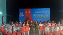 Tặng quà phạm nhân nữ ngày Phụ nữ Việt Nam