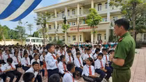 Tuyên truyền luật giao thông, tác hại ma túy và phòng chống xâm hại tình dục trẻ em trong nhà trường