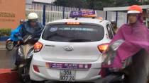 Tài xế taxi VIC đi ngược chiều trên cầu vượt Hoàng Minh Giám được mời lên làm việc
