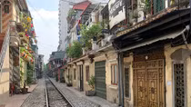 Người dân đóng cửa, phố cà phê đường sắt vắng hoe 