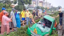 Rẽ sang đường bắt khách, taxi bị tàu hỏa kéo lê hơn 20m