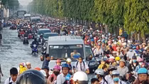 Triều cường lên đỉnh, phụ huynh lội nước đưa con đến trường