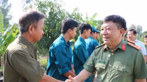 Giám đốc CA Kiên Giang thăm, tặng quà CBCS trực chốt phòng, chống dịch COVID-19
