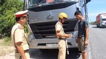 Đề xuất CSGT được trang bị và sử dụng súng tiểu liên