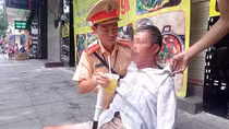 CSGT áp dụng biện pháp sơ cứu, đảm bảo an toàn tính mạng người dân