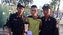 Giấu ma túy trong túi quần đi bán thì gặp Công an