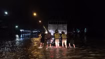 CSGT Hà Nội trắng đêm giúp dân qua vùng lũ