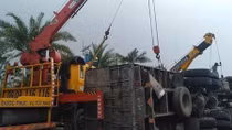 Xe tải nổ lốp, hàng tấn gỗ đổ ra đường Võ Nguyên Giáp 