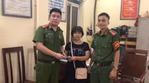 Công an phường Phạm Đình Hổ trao trả ví tiền cho người mất