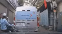 Gã đàn ông đi SH nhổ nước bọt vào cô gái vì chưa kịp nhường đường
