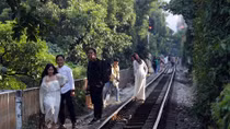 Thu về, giới trẻ kéo nhau check-in phố đường tàu