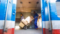 Ngành đường sắt bắt đầu đưa hàng viện trợ vào miền Trung