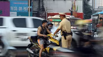Đầu trần chạy xe máy, nam sinh "ngơ ngác" khi bị CSGT thổi phạt