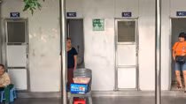 Nhà vệ sinh công cộng miễn phí vẫn thu tiền ở Hà Nội