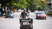 Người dân Thủ đô chật vật dưới cái nóng hơn 40 độ