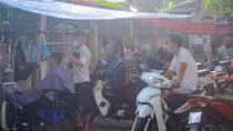 Hà Nội trước 0h đêm nay: hàng quán vắng vẻ, tiệm cắt tóc tấp nập 