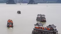 Hơn 1 vạn du khách đội mưa vãn cảnh Tam Chúc