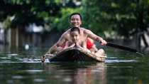 Trẻ em sống trong ngập lụt ở Chương Mỹ 