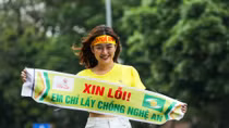 CĐV Sông Lam Nghệ An diễu hành đón đội nhà tại Hà Nội