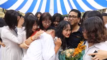 Nữ sinh lớp 12 nghẹn ngào trong ngày chia tay mái trường THPT