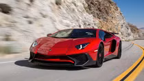 Bugatti Chiron và Lamborghini Aventador SV đua nhau mắc… lỗi