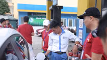 Hyundai Accent đốt nhiên liệu ngang xe máy trong một cuộc thi