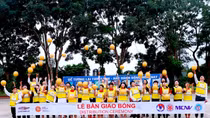 Chevrolet tặng bóng cho 322 trường học ở Điện Biên