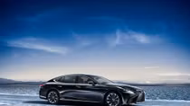 Sedan cao cấp nhất của Lexus có thêm bản “xanh”