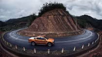 Ranger Wildtrak 2.2L AT ra mắt Việt Nam