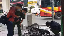 Ngáo đá đốt xe máy trên đường