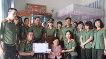 Dâng hương tưởng niệm các Anh hùng liệt sĩ và thăm, tặng quà đối tượng chính sách