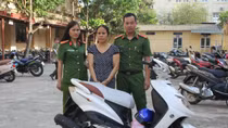 Người phụ nữ đi SH vận chuyển 2 bánh heroin
