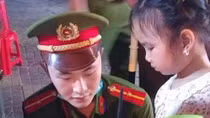 Công an phường giúp đỡ cháu bé bị lạc