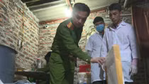 Phát hiện cơ sở kinh doanh thủy sản bơm tạp chất vào tôm 