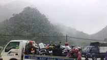 Công an mang phương tiện đưa người dân qua vùng ngập lũ