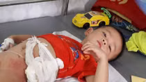 Tạm giữ bác ruột ném cháu trai 4 tuổi vào đống lửa