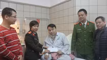Báo CAND thăm hỏi, động viên Thiếu tá Công an bị thương khi giải cứu con tin