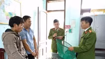 Hai cậu cháu trộm chó, dùng súng bắn bị thương người dân 