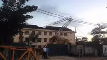 Cẩn cẩu đổ sập xuống trường học đè chết một nam sinh lớp 10