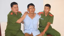 Nghẹt thở giải cứu bé 4 tuổi bị bố tâm thần giết người dọa ném từ tầng 3