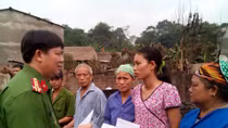 Lãnh đạo Công an tỉnh Hà Giang thăm hỏi, hỗ trợ cho các gia đình bị hỏa hoạn
