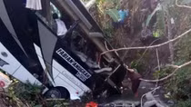 Xe bus rơi xuống sông, 5 người chết và 26 người bị thương