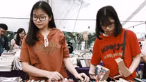 Hội chợ sách cũ Hà Nội: Hàng vạn cuốn sách quý được trưng bày và bán rẻ