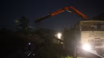 Gần 70 công nhân nỗ lực "giải cứu" đường sắt Bắc - Nam trong đêm
