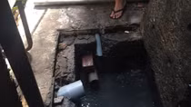 Sở Xây dựng TP Hồ Chí Minh “giúp” dân xây nhà trên… cống thoát nước (!?)