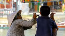 Tình mẹ ở phố Hội