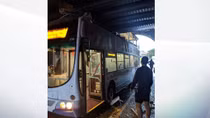 Xe bus đâm vào cầu vượt đường sắt, 8 người bị thương